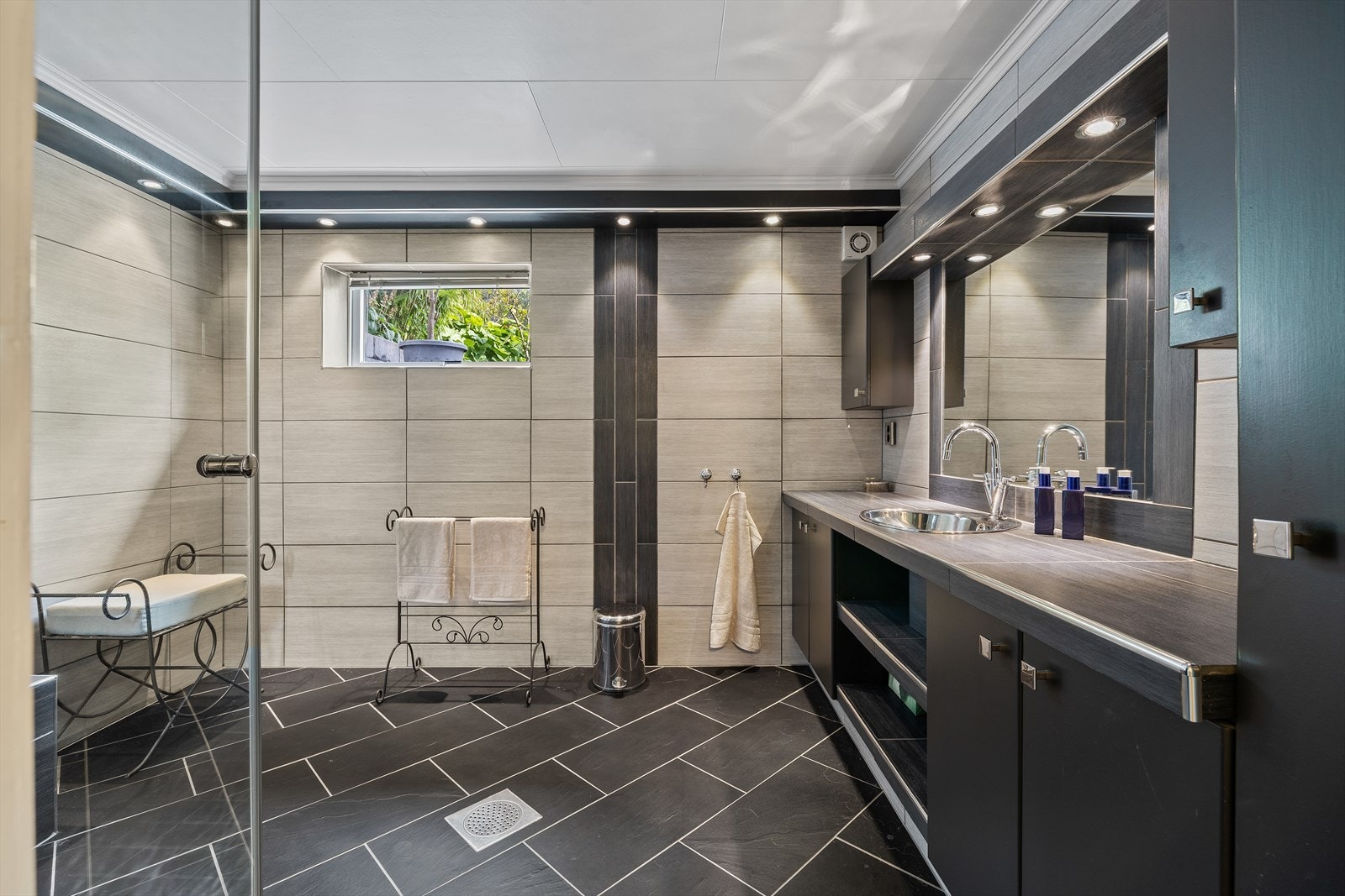 Badet i kjelleren er stilrent og moderne Galleribilde