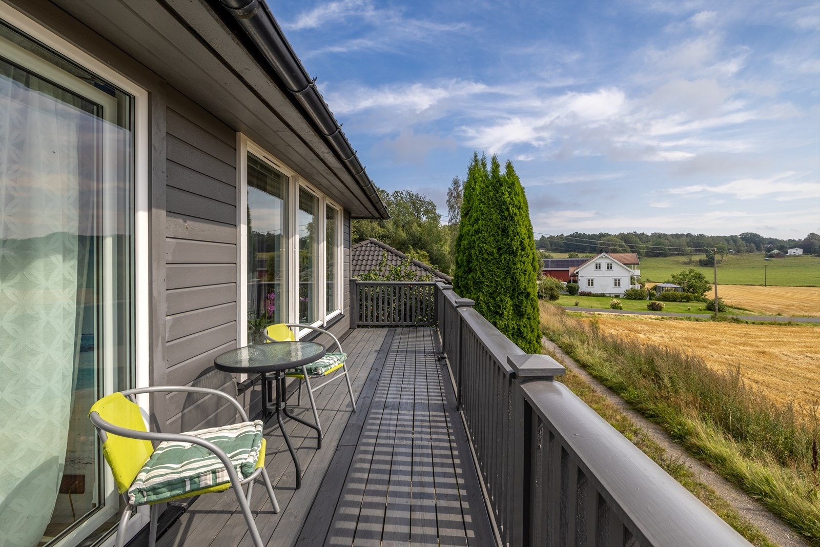 Terrassen er på ca 12kvm og strekker seg langs den sørlige veggen. Her kan du nyte solen.. Galleribilde