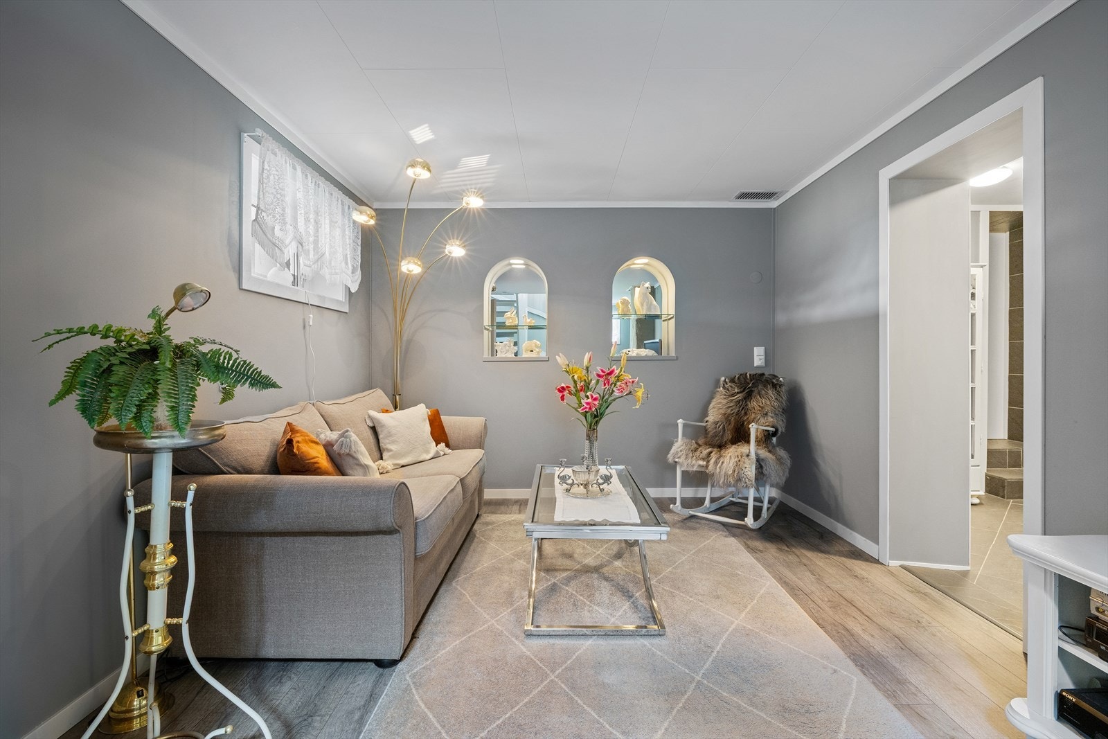 En hyggelig kjellerstue med fine møbleringsmuligheter - plass til både sofa, bord og TV-løsning (ikke godkjent til kjellerstue) Galleribilde