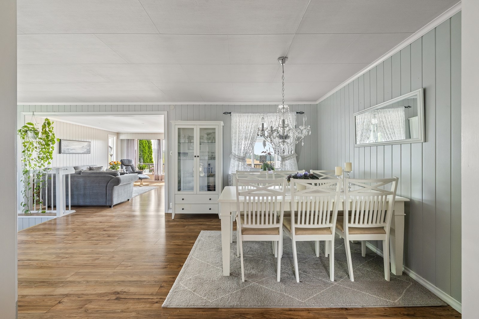 Lys og åpen spisestue som skaper en hyggelig ramme rundt måltidene Galleribilde