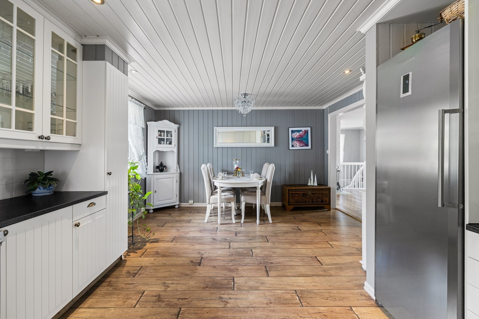 Det er god plass til et spisebord på kjøkkenet, perfekt for hektiske hverdager Galleribilde