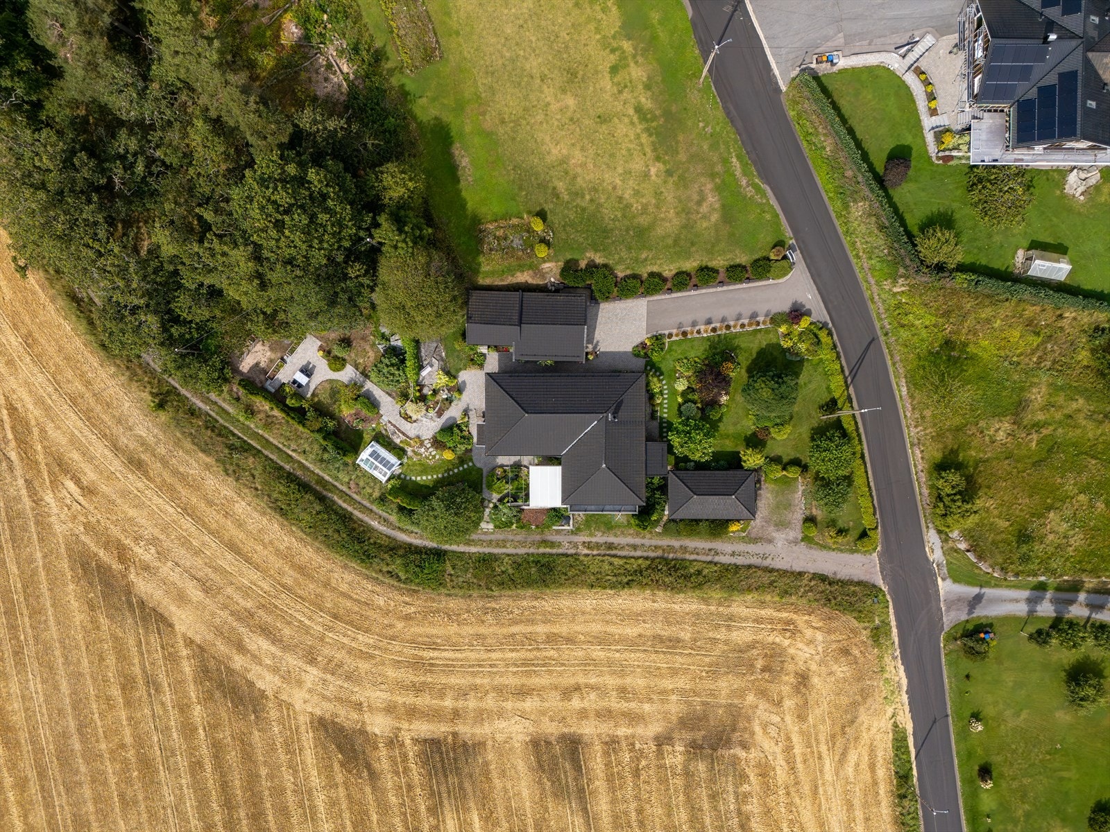 Fra luften ser man den flotte eiendommen med velstelt tomt og fine uteområder Galleribilde