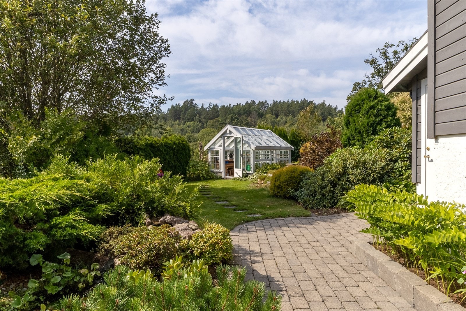 Drivhuset er av god størrelse, så her kan du dyrke egne grønnsaker Galleribilde