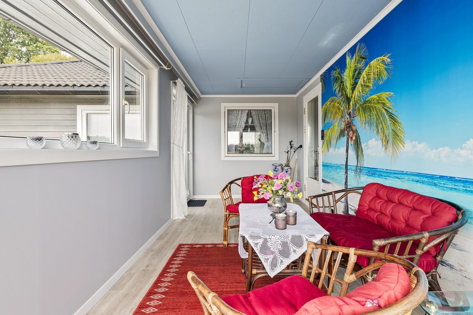 Fra stuen er det utgang til en innglasset balkong med videre utgang til terrassen Galleribilde