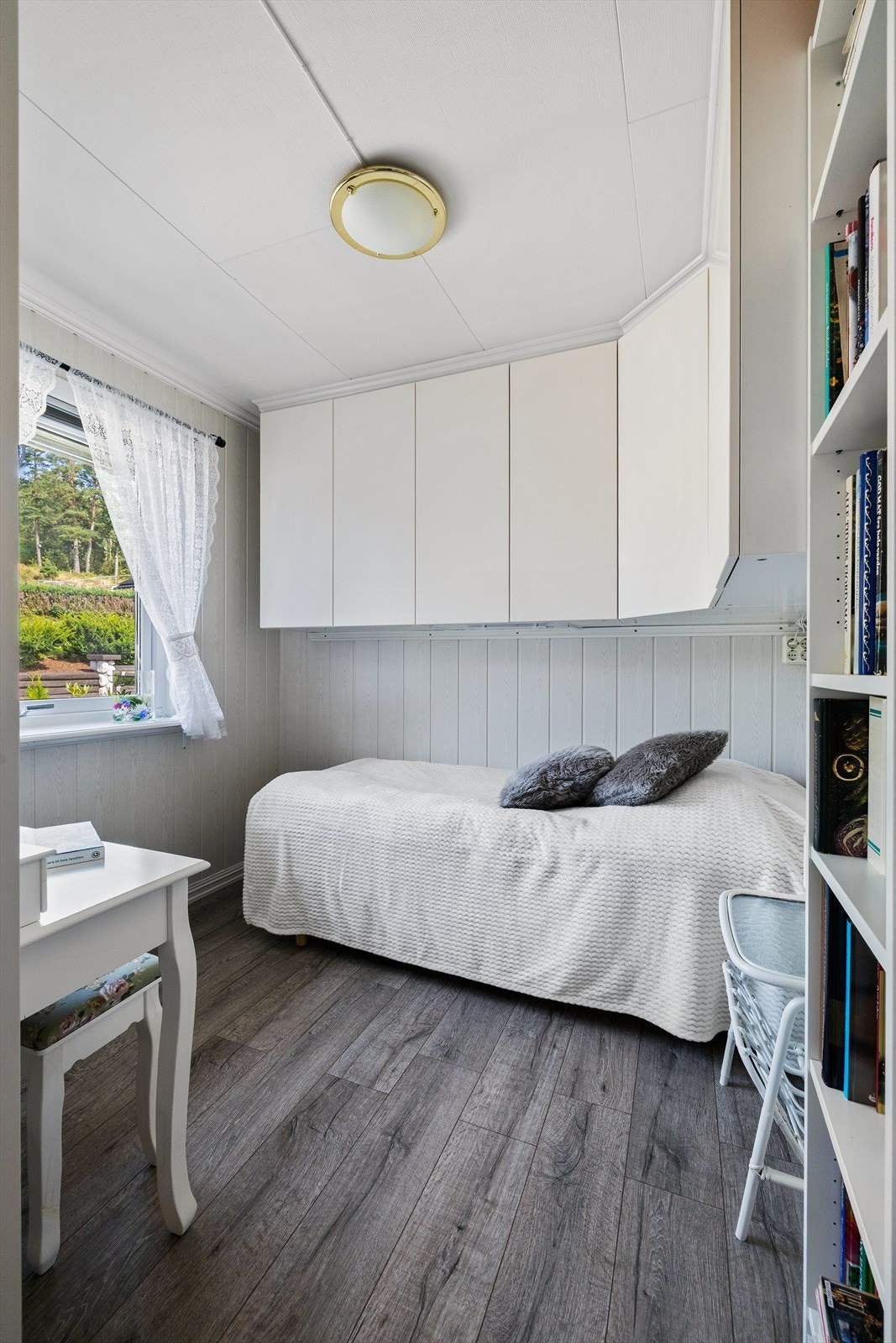 Soverommet i 1.etasje har overhenget skap. En effektiv garderobeløsning Galleribilde