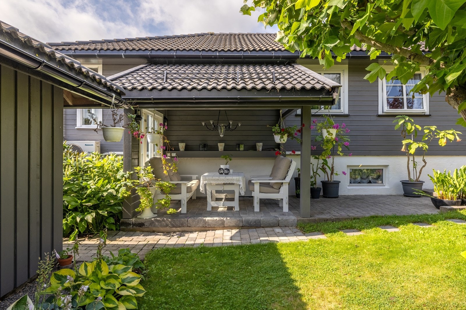 Hagen har flere sitteplasser hvor du kan nyte solen eller invitere gjester Galleribilde