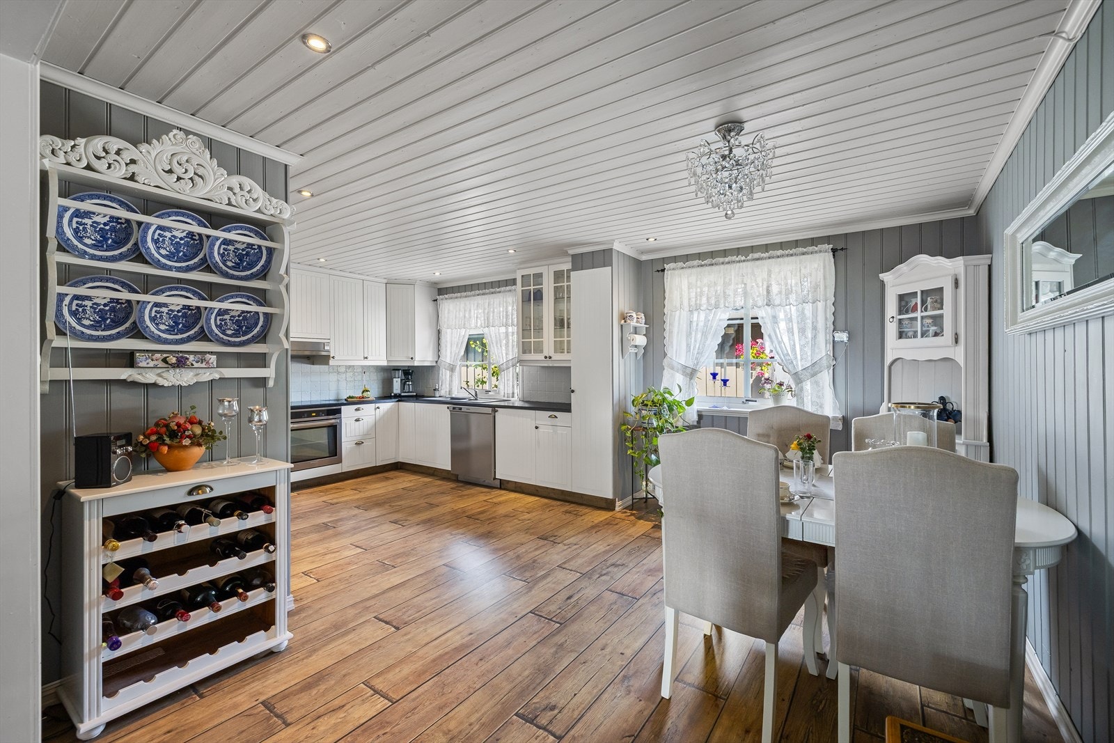 Kjøkkenet er innredet med kjøleskap, oppvaskmaskin, platetopp og stekeovn Galleribilde