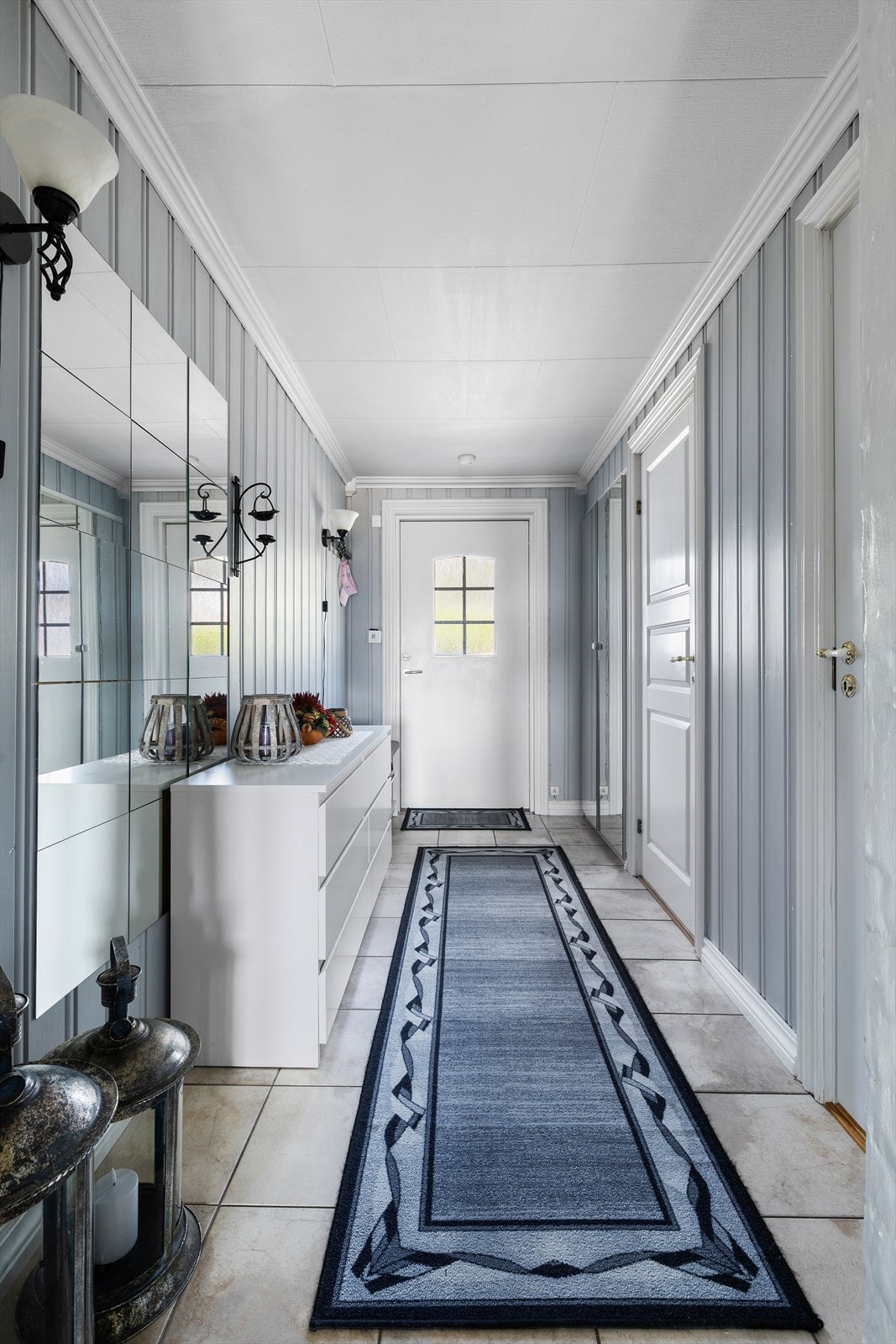 Velkommen! I hoveddelen blir du møtt av en lys og romslig entré med garderobe. God plass til å henge fra seg jakker og sko Galleribilde