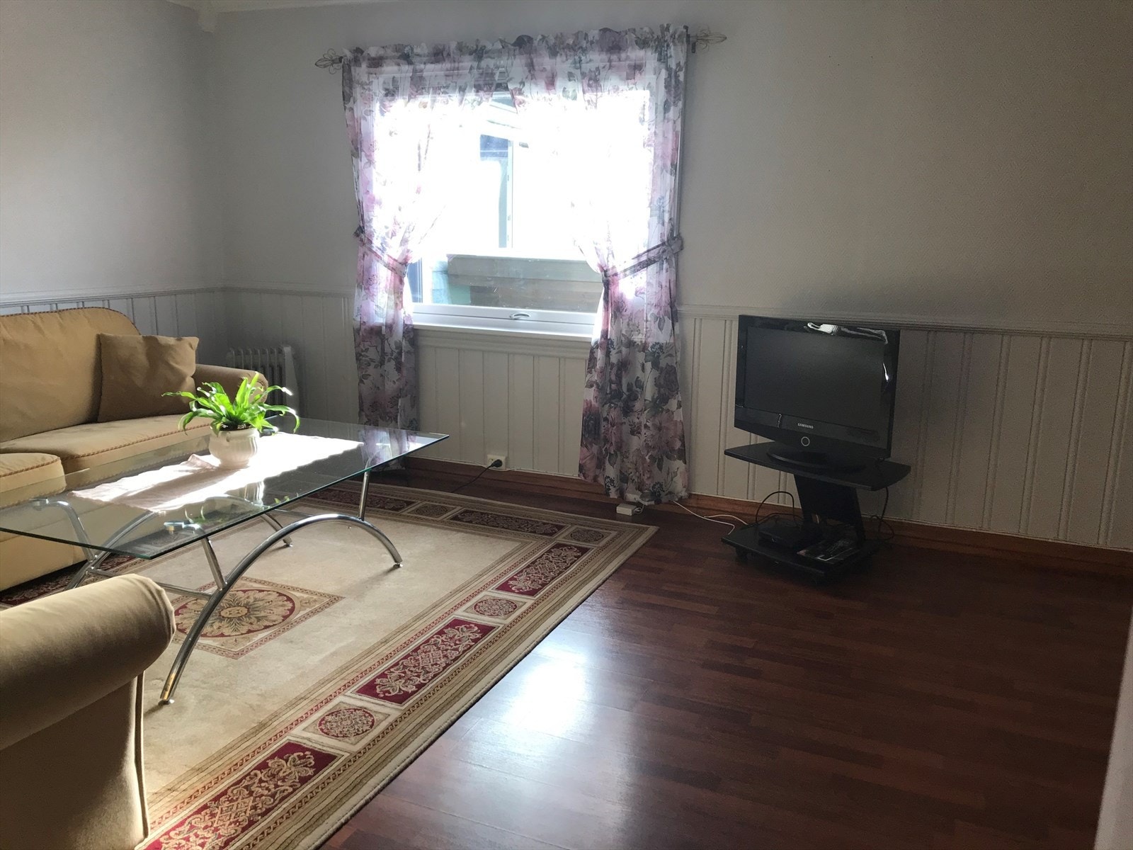 Romslig stue med plass til både sofagruppe og TV-møbler (selgers bilde) Galleribilde