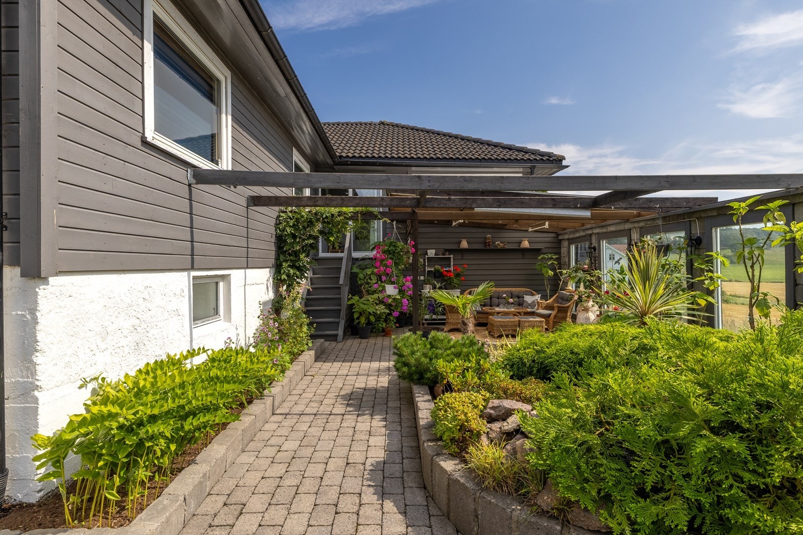 En lun uteplass hvor du kan nyte både solrike dager og sene kvelder Galleribilde