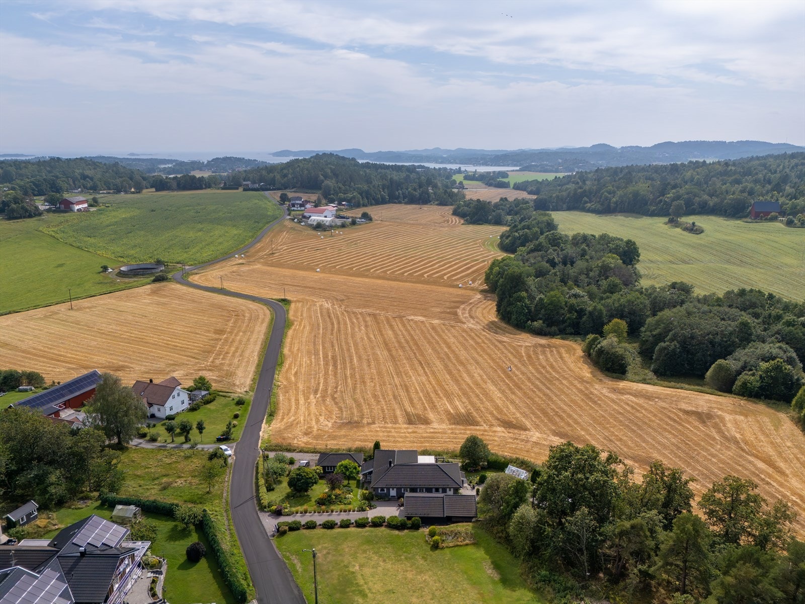 Fra boligen er det kort vei til Helgerød barnehage, Helgerød barneskole og sentrum er en kort kjøretur unna Galleribilde