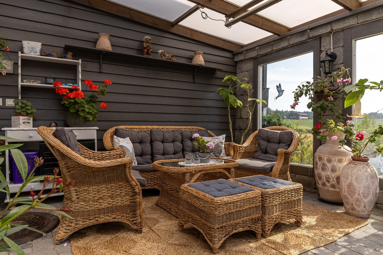 Her får du en flott kombinasjon av hage og overbygd sitteplass Galleribilde