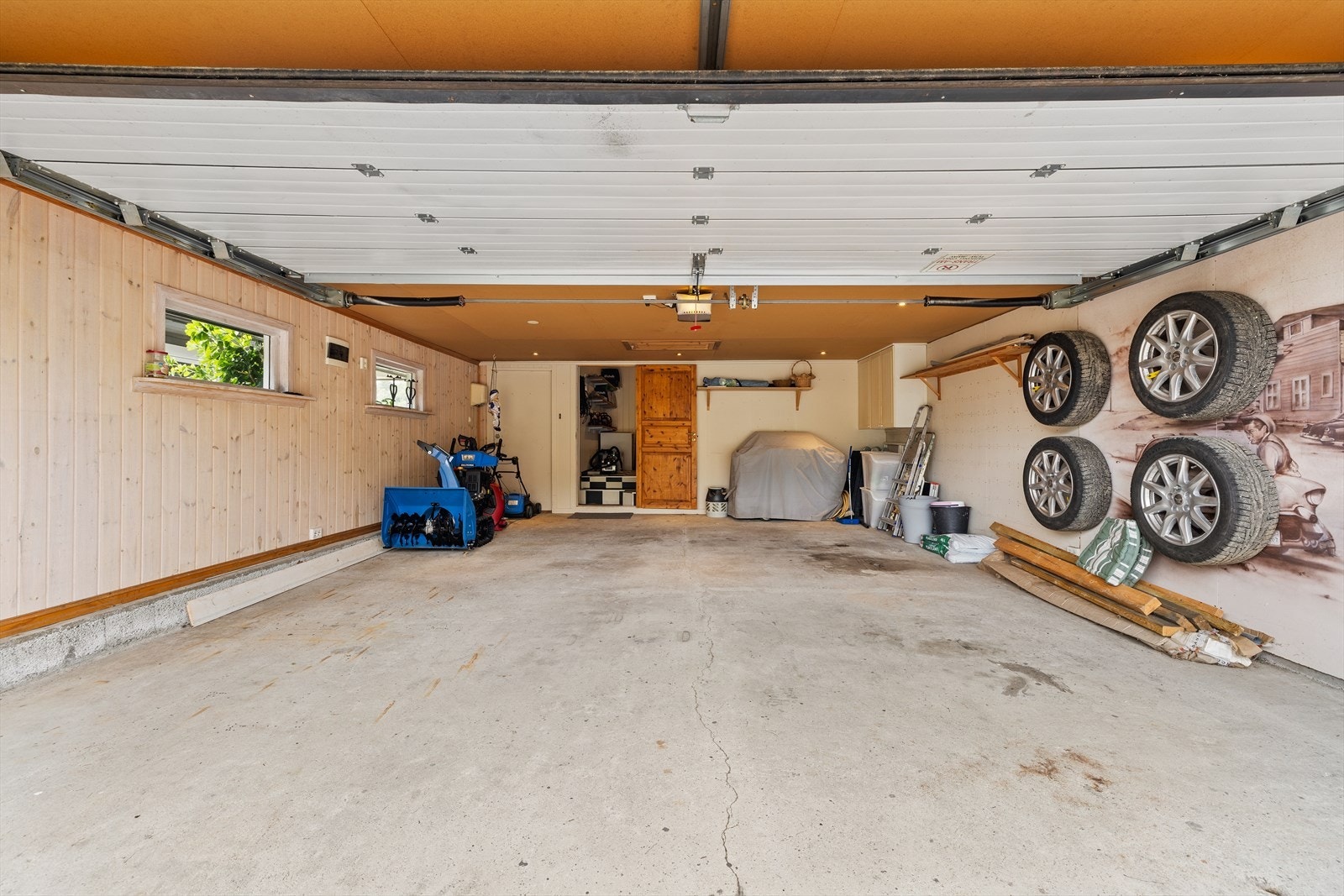 Her får du en romslig garasje med plass til både biler, sykler og utstyr Galleribilde