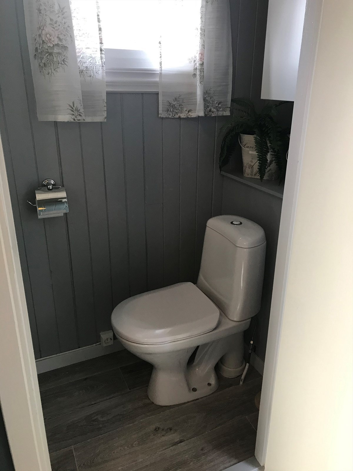 Utleiedelen har eget toalettrom (selgers bilde) Galleribilde