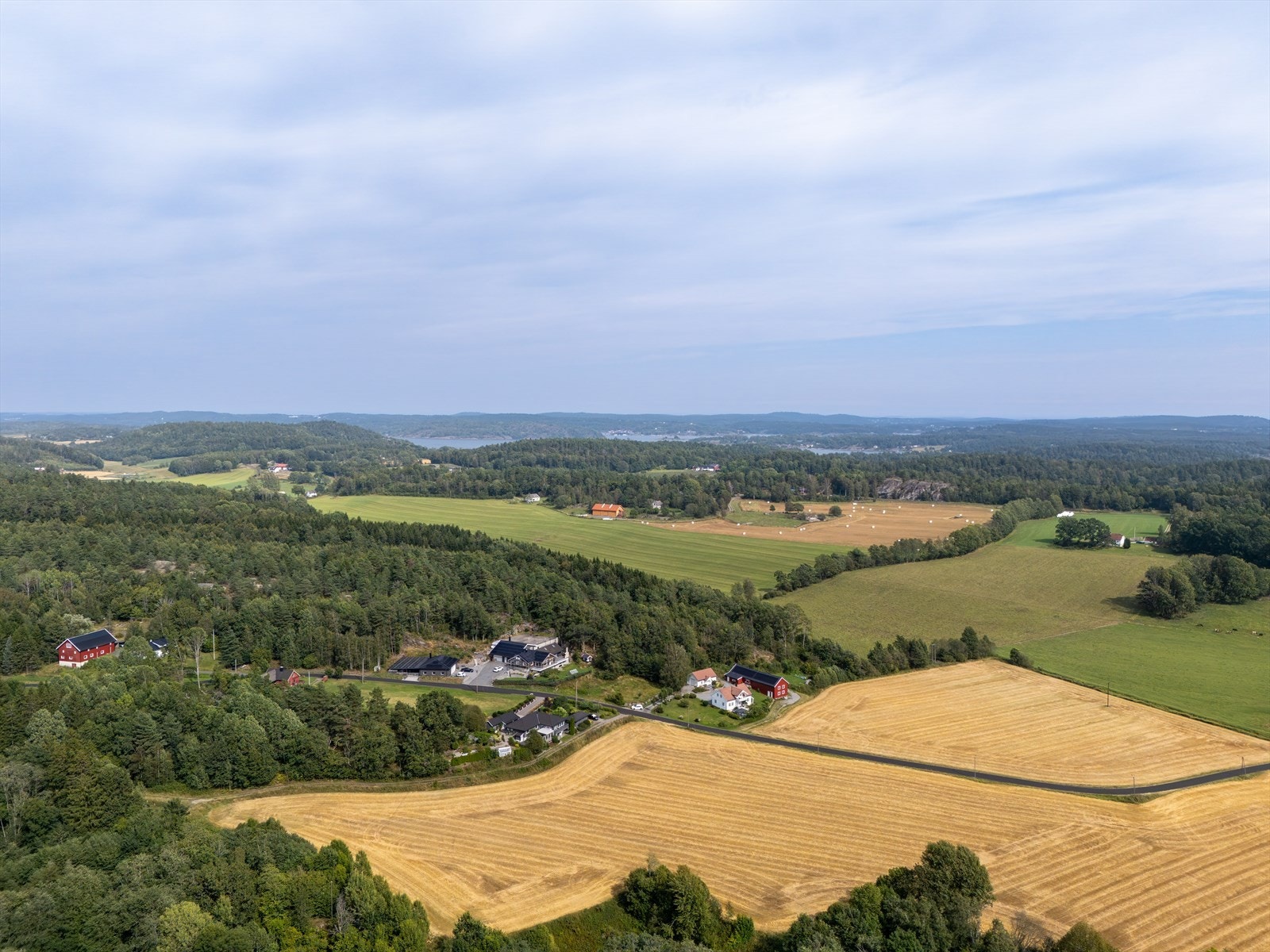Boligen ligger i naturskjønne, barnevennlige omgivelser Galleribilde
