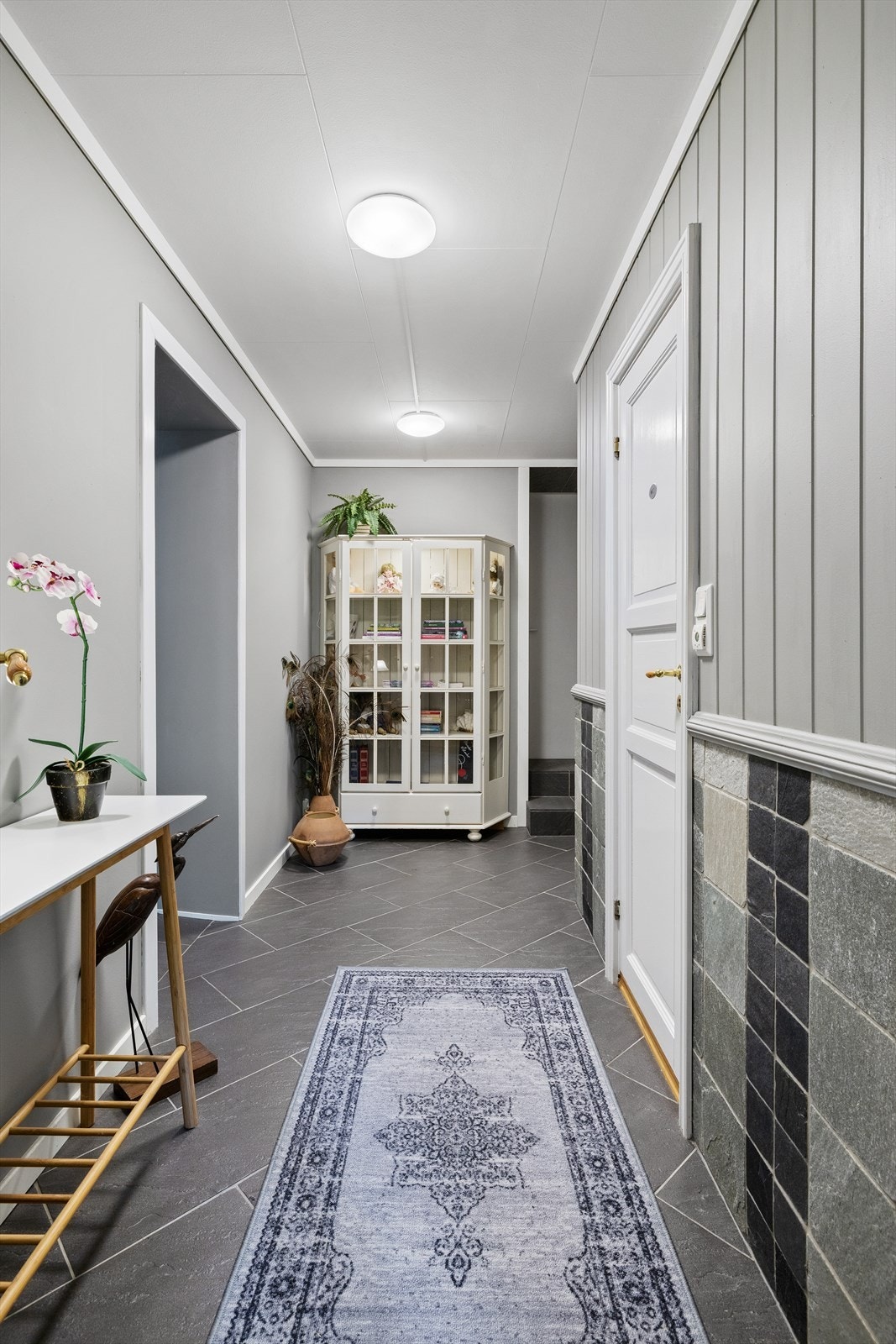 Kjelleren inneholder kjellerstue, bad, vaskerom samt flere boder og lagerrom Galleribilde