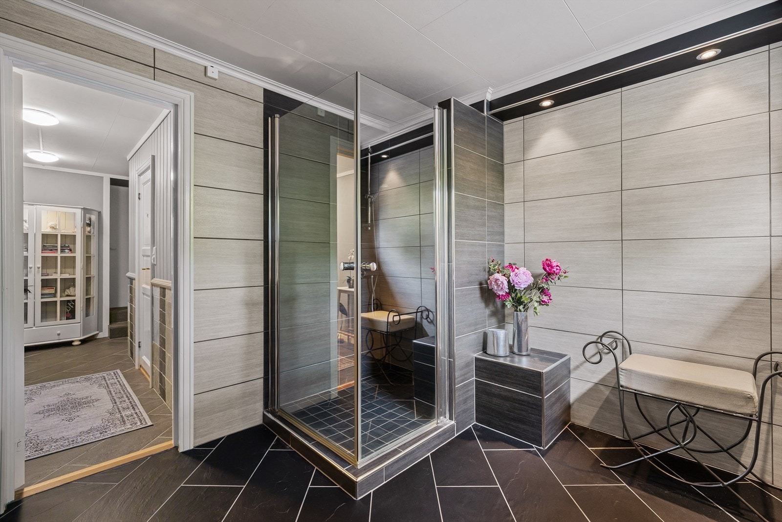 Badet har innredning med nedfelt servant og dusjvegger/hjørne Galleribilde