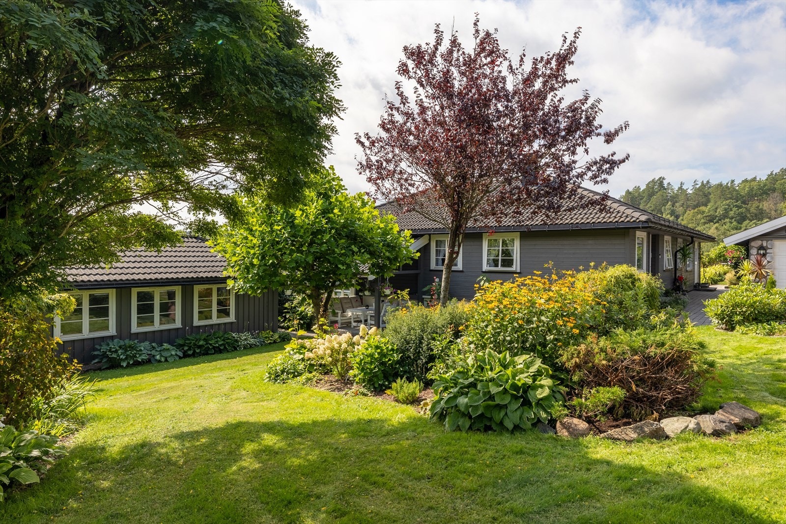 Hagen er pent opparbeidet og er en oase for de med grønne fingre! Galleribilde