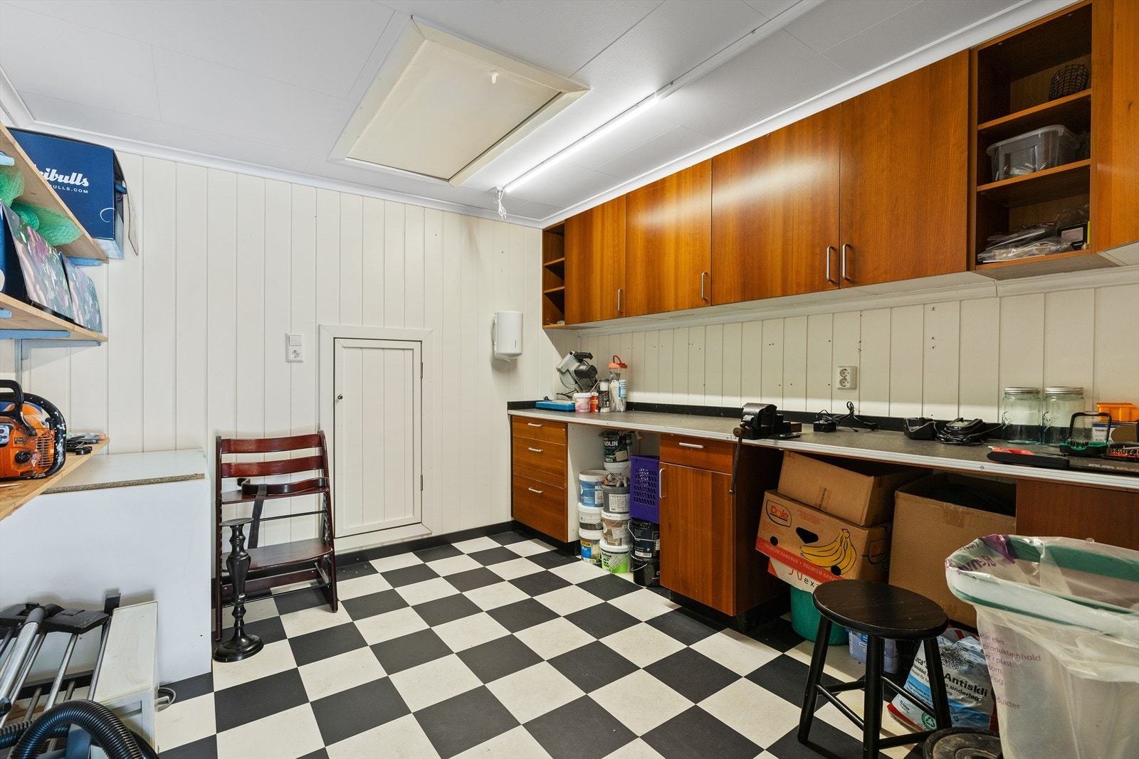 Tilhørende rom i garasjen - perfekt for ekstra lagringsplass Galleribilde