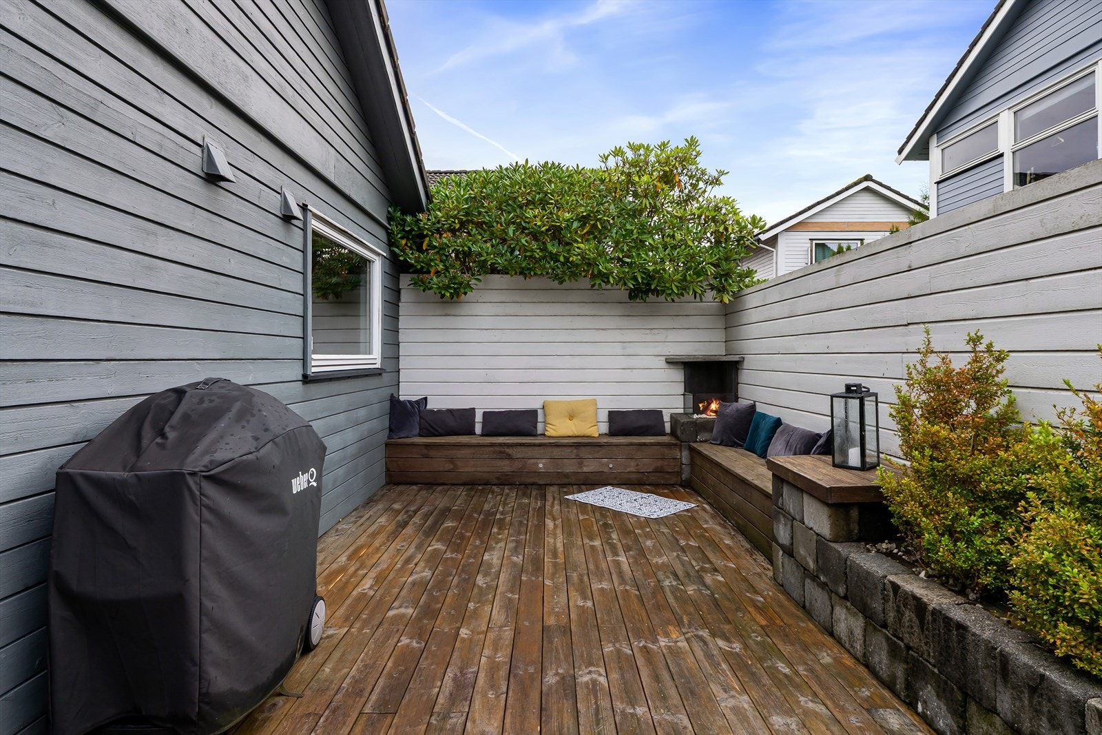 Spesielt på kveldstid er hjørnet med stebygget benk, innfelte spotter og gasspeis et meget trivelig sted Galleribilde