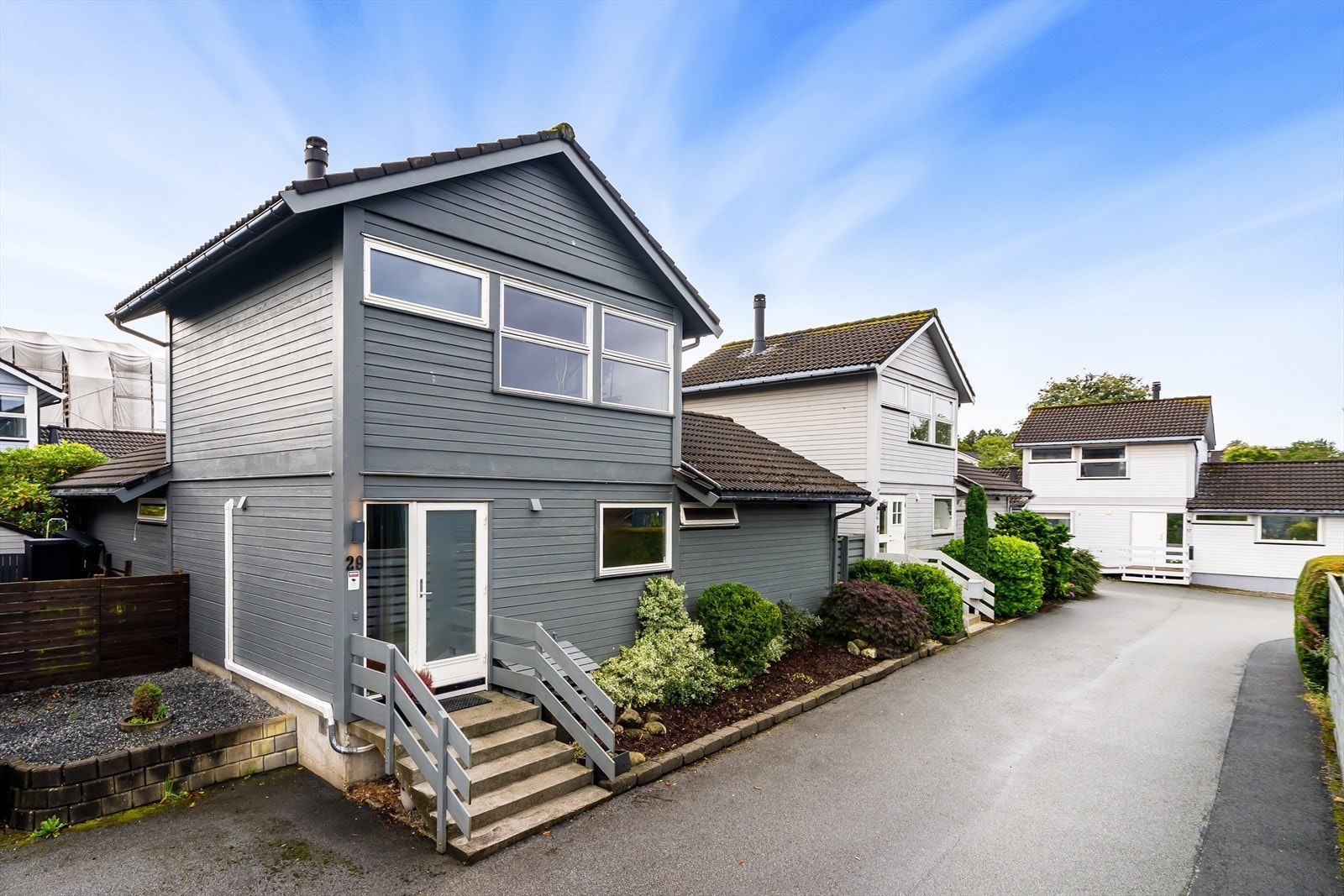 Boligen har en attraktiv og sentral beliggenhet på Tjensvoll uten gjennomgangstrafikk Galleribilde