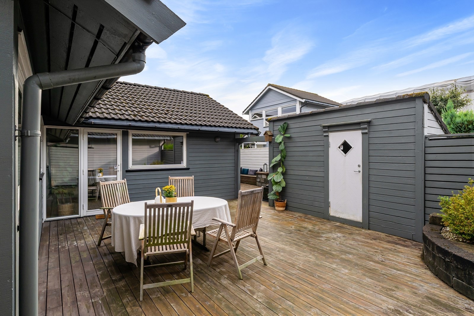 Stor og lun terrasse med flere kroker som gjør at man har solen store deler av dagen Galleribilde