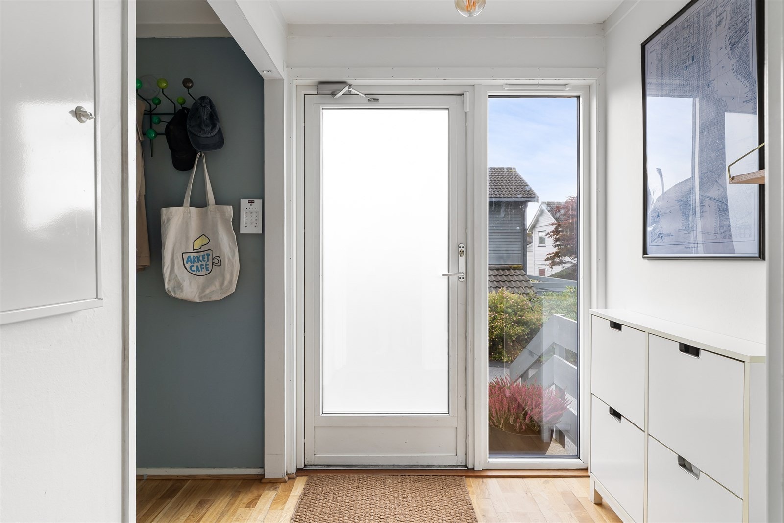 Lys og innbydende entré og gang med god plass til å henge fra seg yttertøy Galleribilde