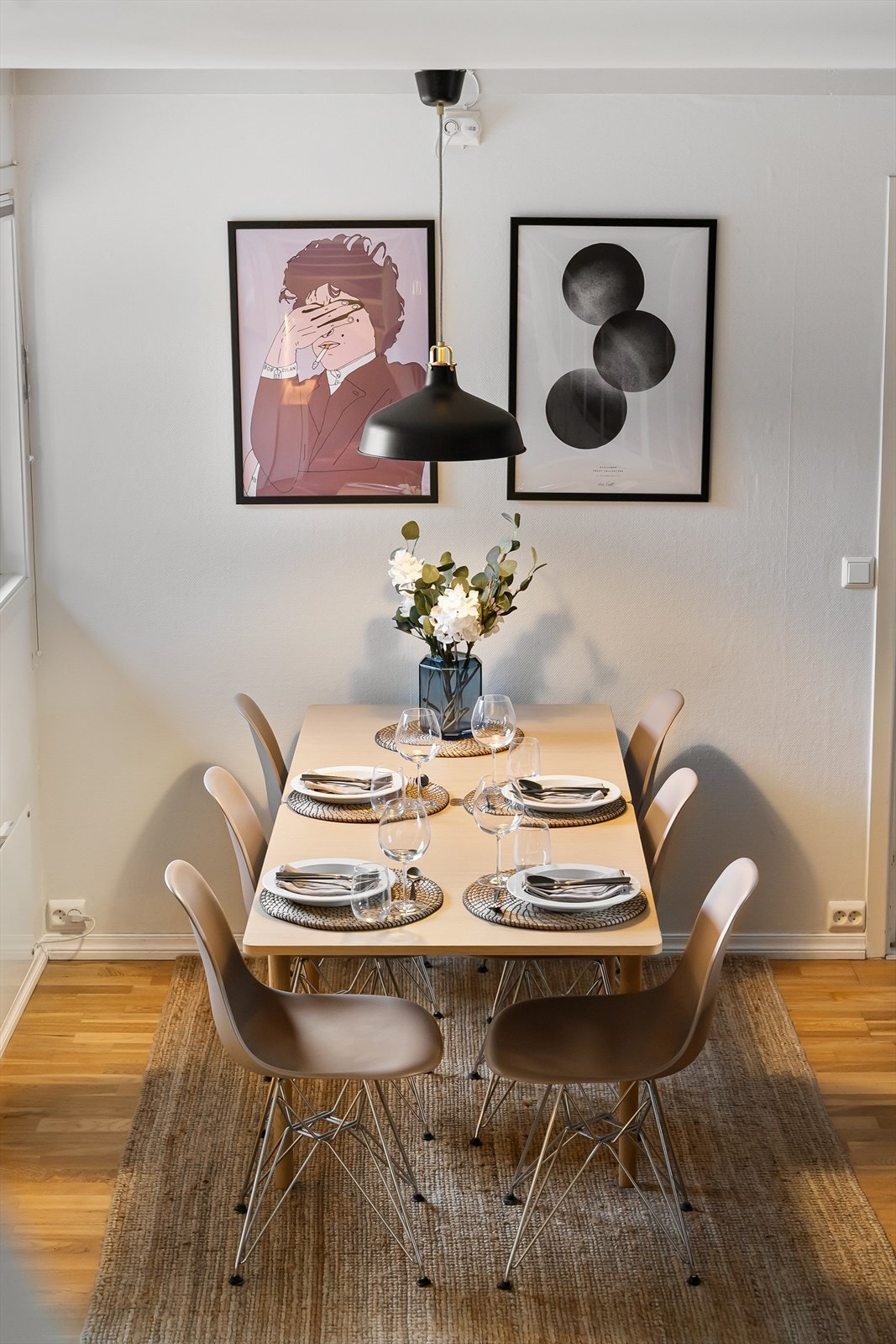 God plass til stort spisebord for hele familien Galleribilde