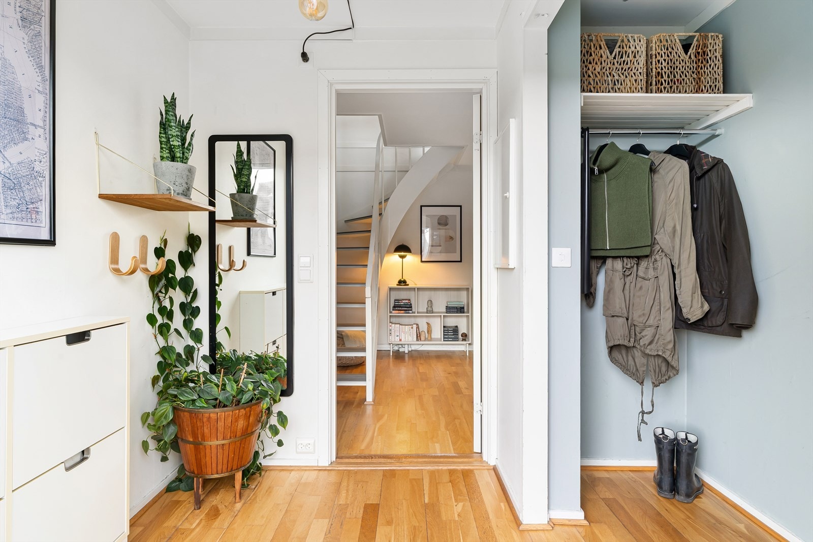 Lys og innbydende entré og gang med god plass til å henge fra seg yttertøy Galleribilde