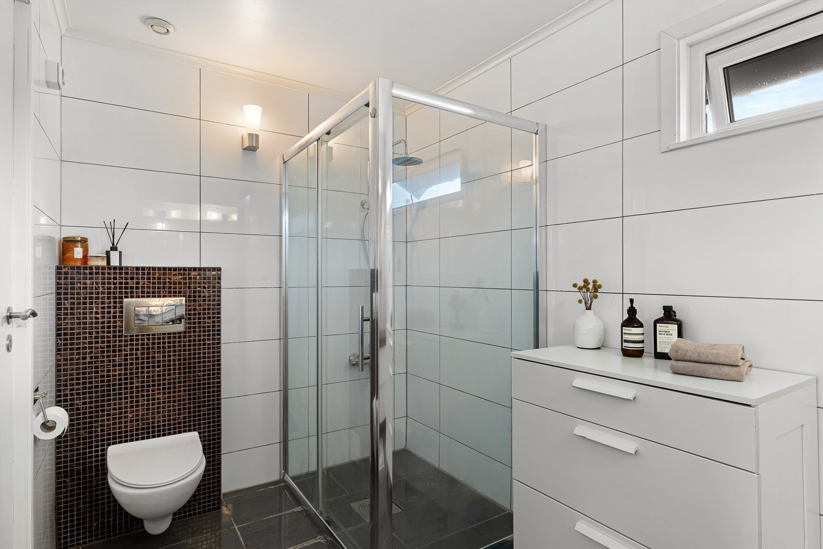 Pent helfliset baderom med gulvvarme Galleribilde