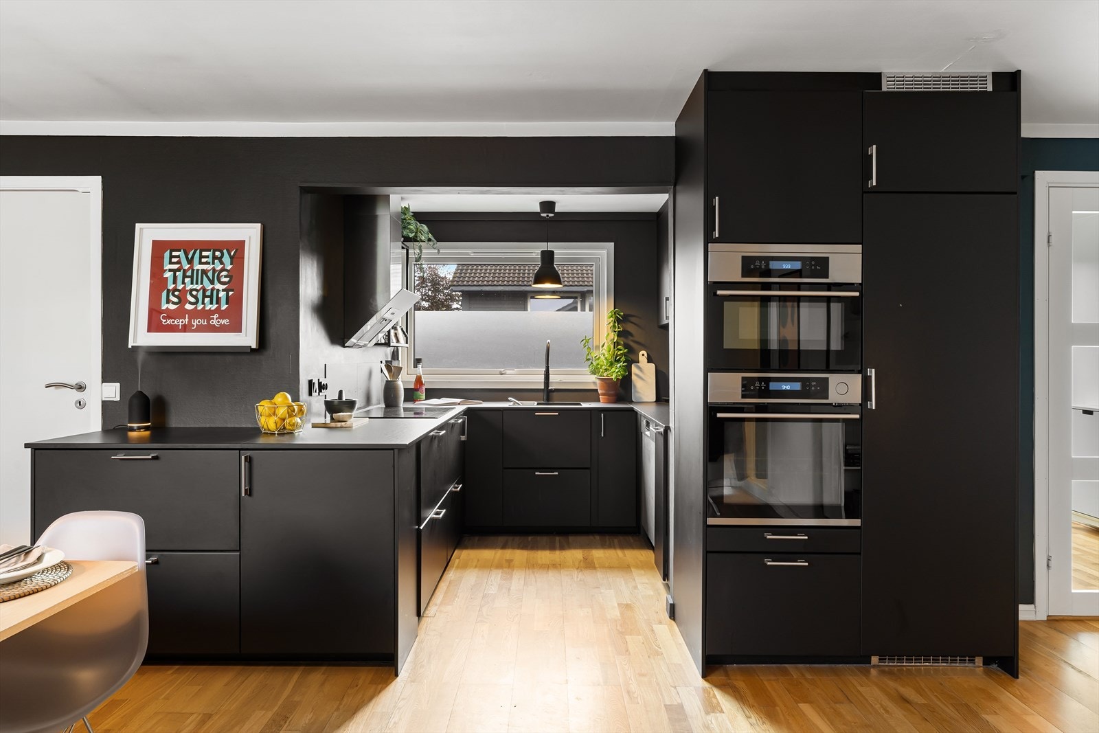 Lekkert kjøkken med integrerte hvitevarer som følger med i handelen Galleribilde