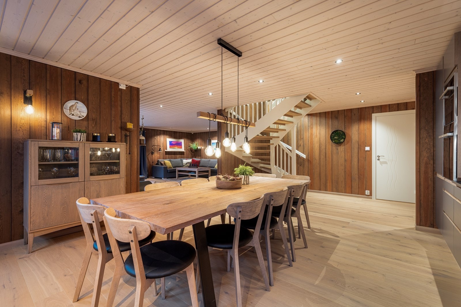 Hytta har store, gode rom med fin åpen løsning mellom stua og kjøkkenet. Galleribilde