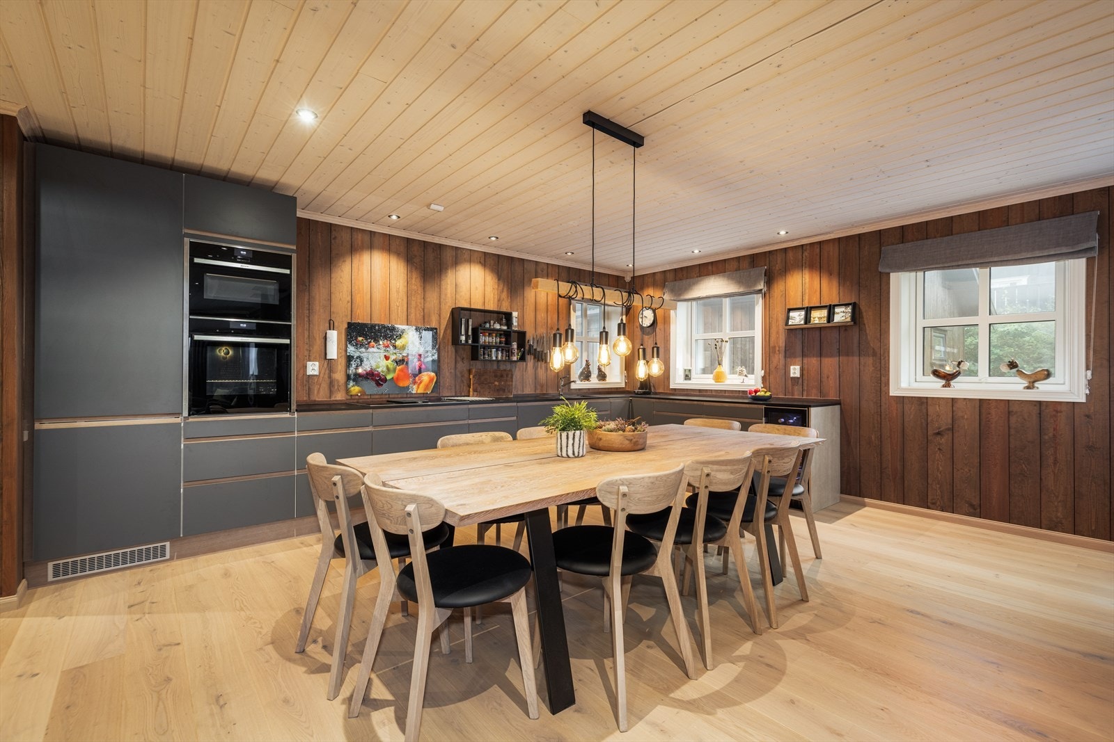 Alle hvitevarer er fra Neff, som kombinerer banebrytende funksjoner med et minimalistisk design. Integrerte hvitevarer er oppvaskmaskin, induksjonstopp, kjøleskap/frys mm. Galleribilde