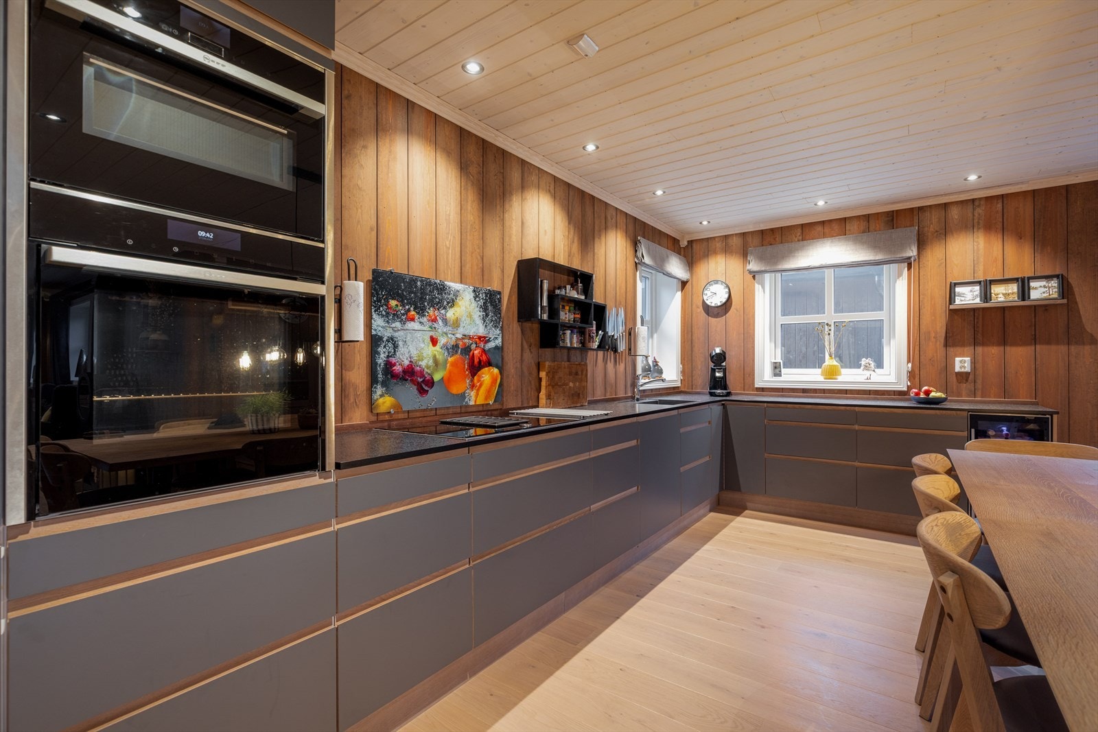 Over kokesonen er det ventilator med kullfilter. Også fra kjøkkenet er det adkomst ut til terrassen. Rommene har down-light belysning i tak. Galleribilde