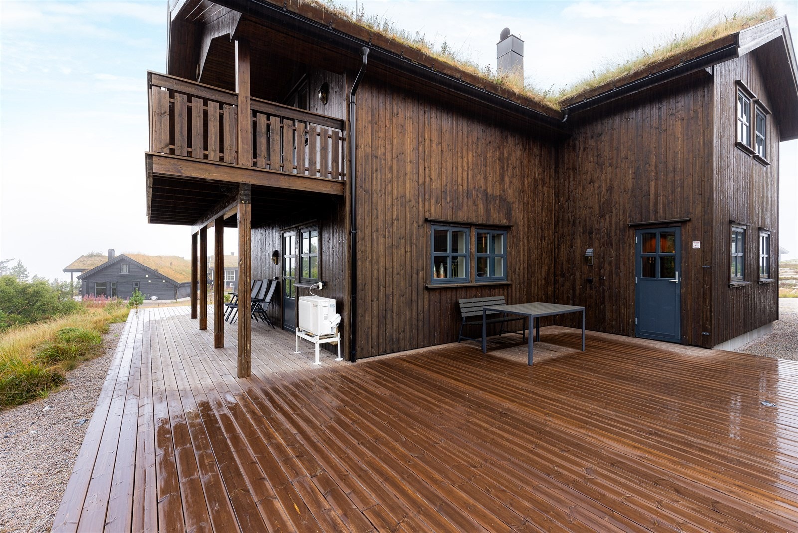 Eiendommen ligger høyt og meget solrikt til i terrenget, med utsikt til området rundt. Galleribilde