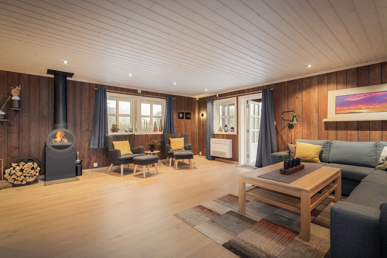 Denne solide hytta har meget god komfort med høy standard og inneholder blant annet 2 koselige stuer, 2 flotte bad og til sammen 5 soverom. Galleribilde