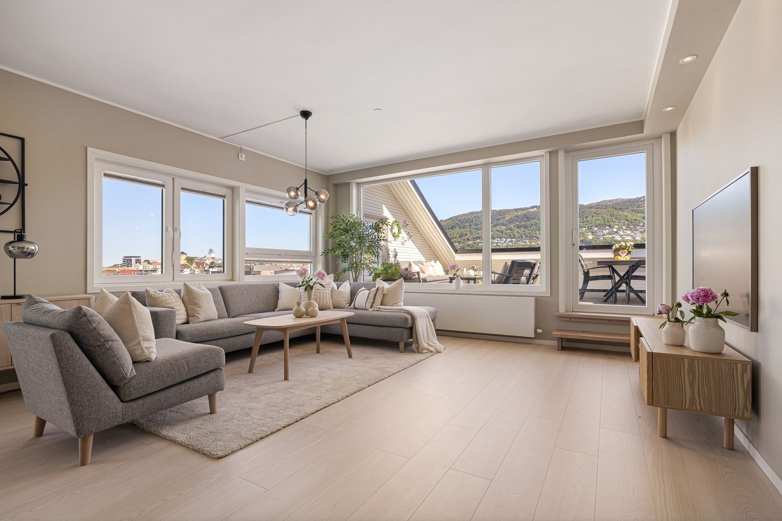 - Fra stuen og spisestuen er det utgang til takterrassen - Galleribilde