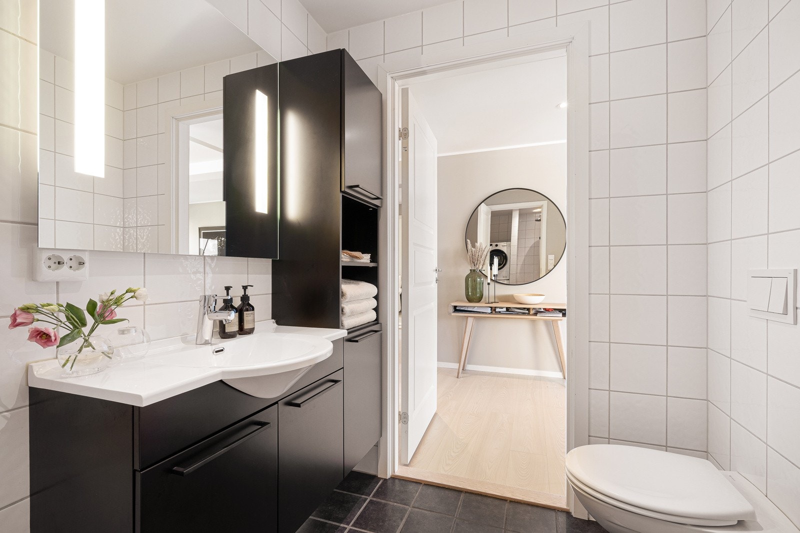 - Dette badet har egen nisje for vaskemaskin og tørketrommel - Galleribilde