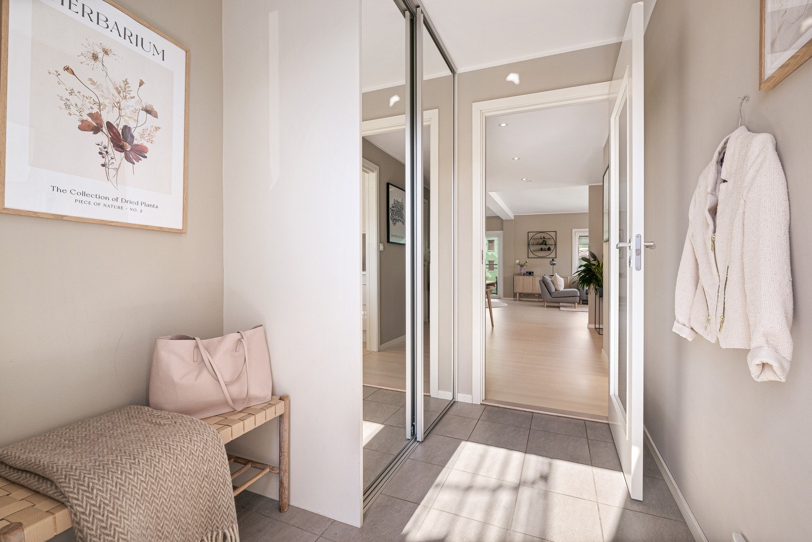 - Entré med flislagt gulv og stor skyvedørsgarderobe - Galleribilde