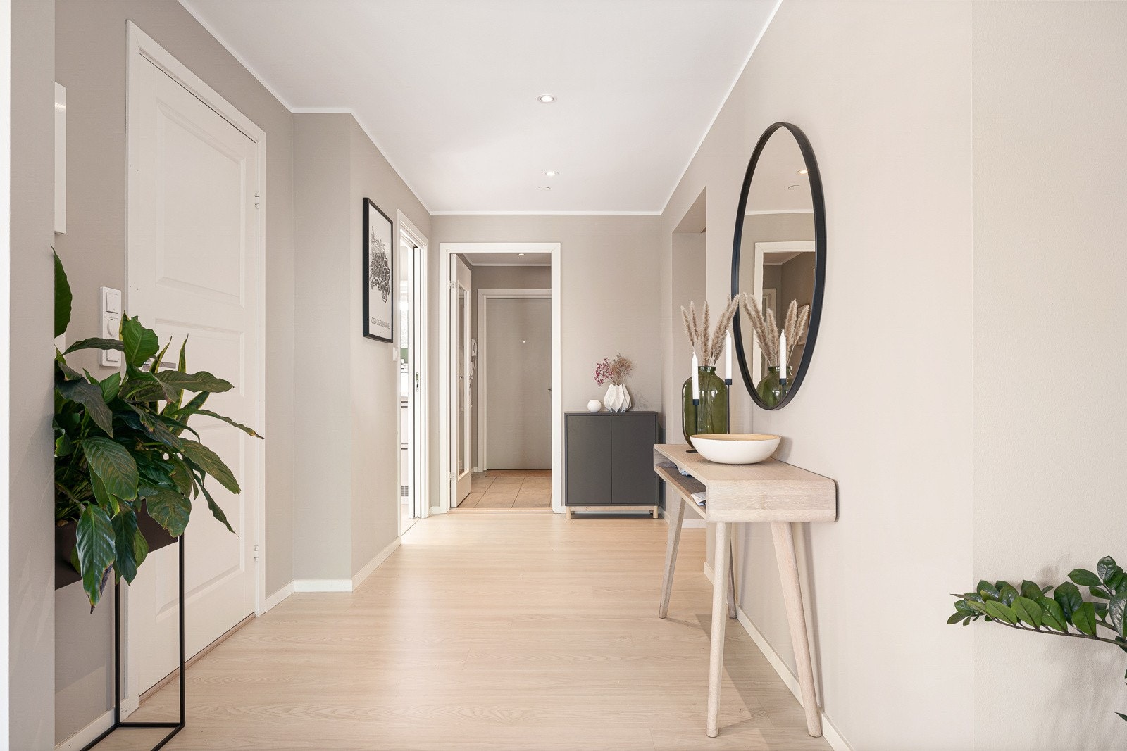 - Romslig gang med god plass til oppbevaring - Galleribilde