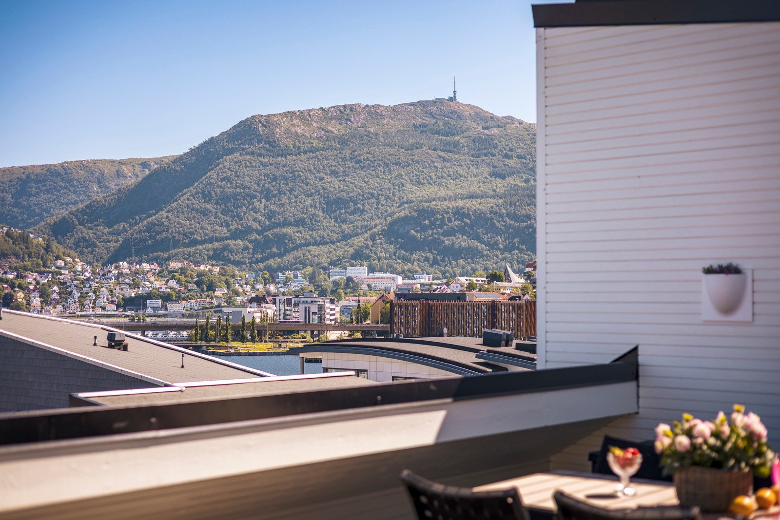 - Takterrassen har flott utsikt mot sentrum med Puddefjorden i forgrunnen og byfjell i bakgrunnen - Galleribilde