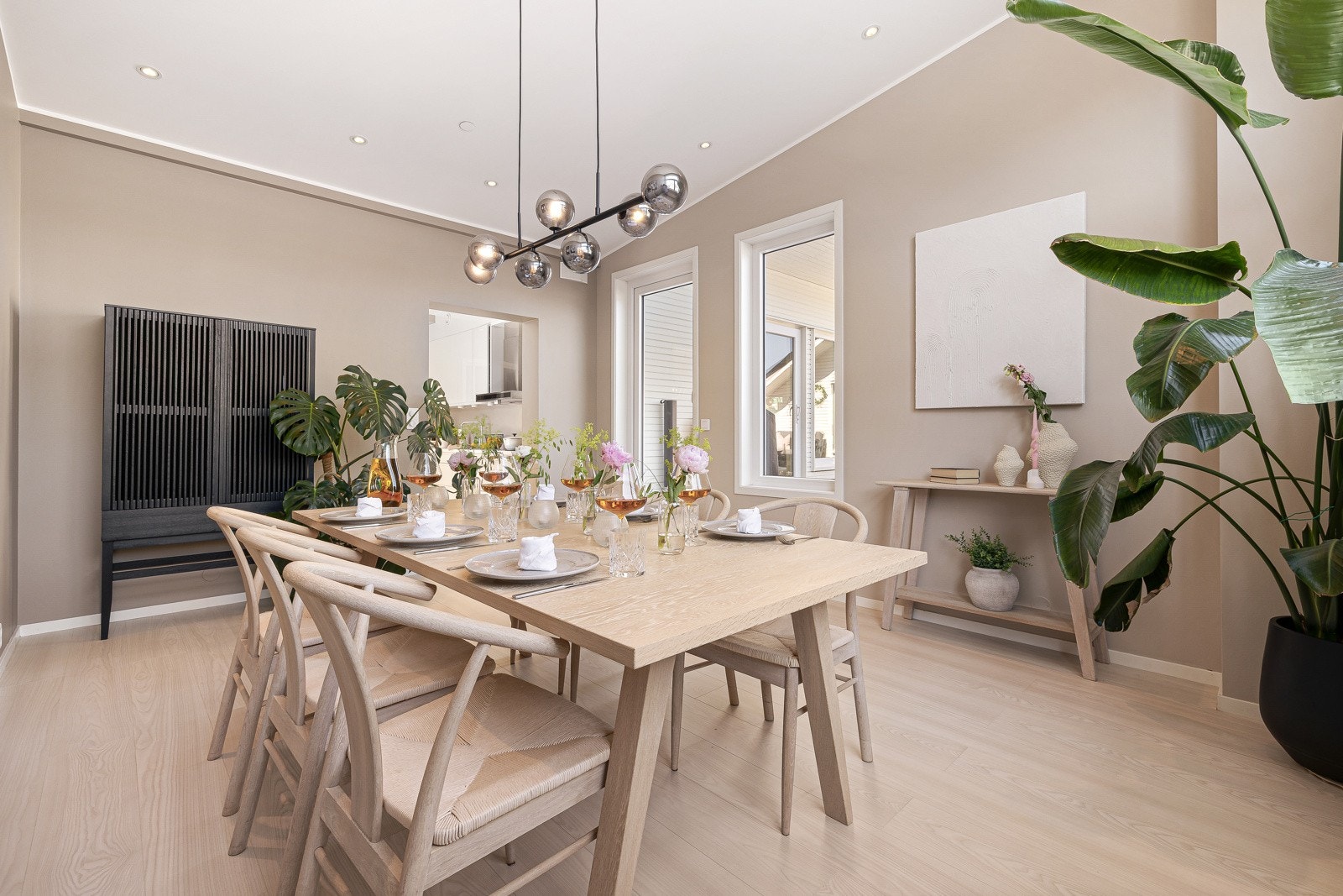 - God plass til spisebord for hele familien - Galleribilde