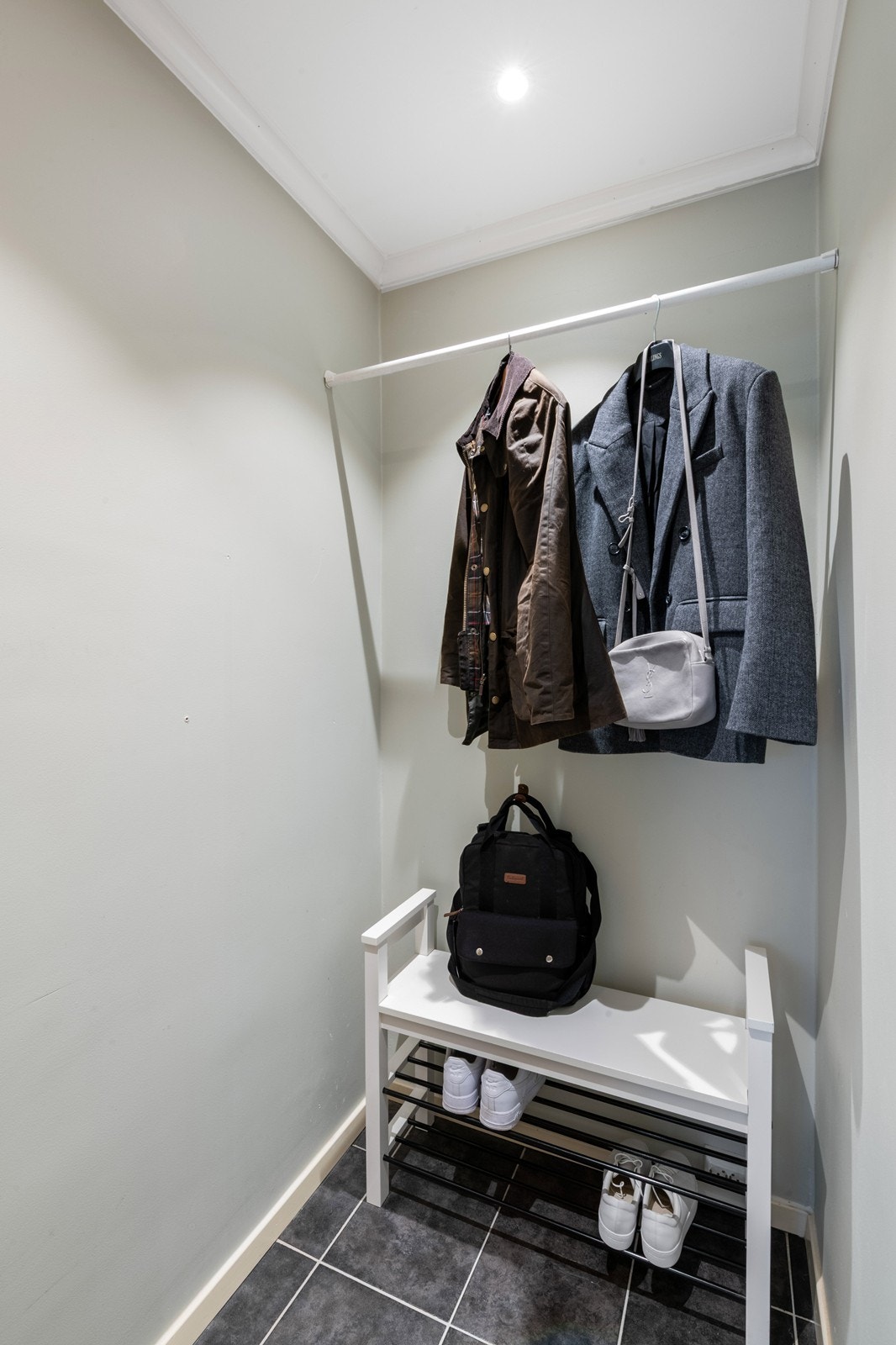 Godt med plass i garderobeløsning i entré Galleribilde