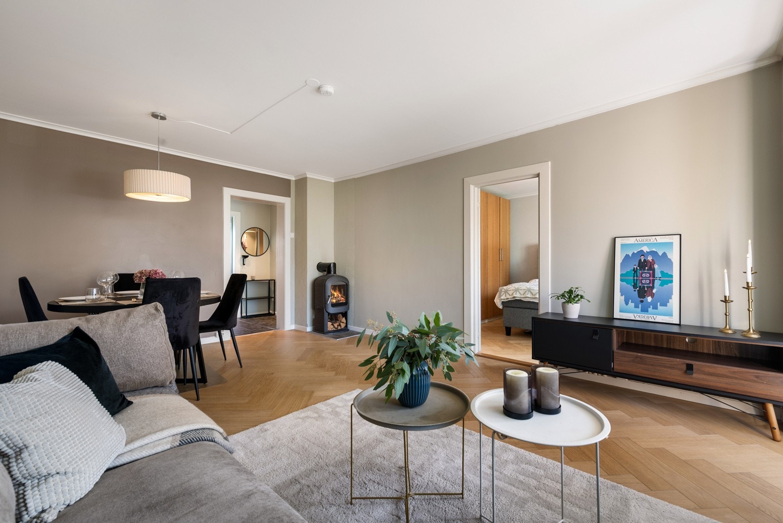 Lys og hyggelig stue med plass til både stue- og spisestueinnredning Galleribilde