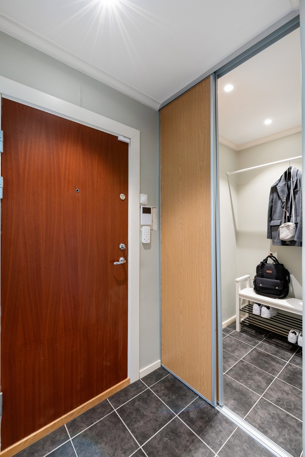 Praktisk garderobeløsningen i entré Galleribilde