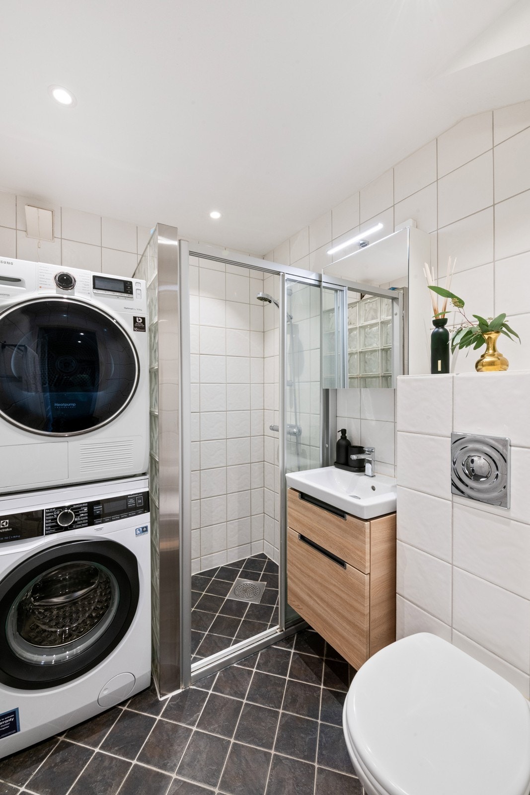 Flott bad med opplegg for tørketrommel og vaskemaskin Galleribilde