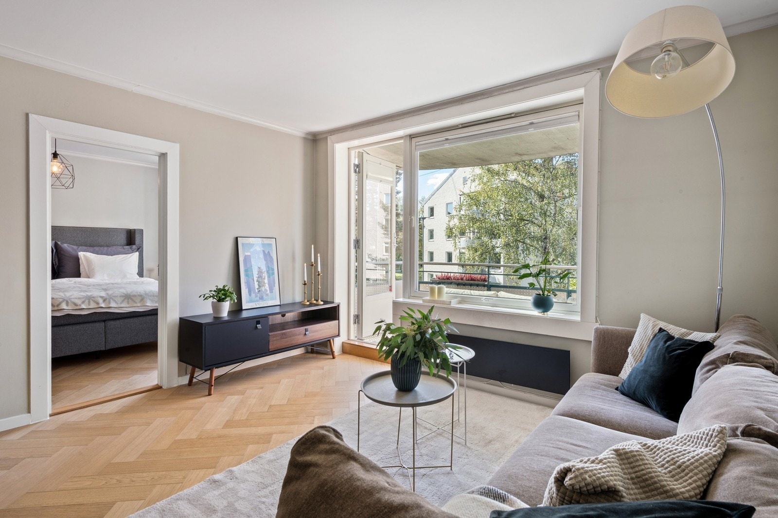 Store vindusflater gjør rommet lyst og luftig Galleribilde