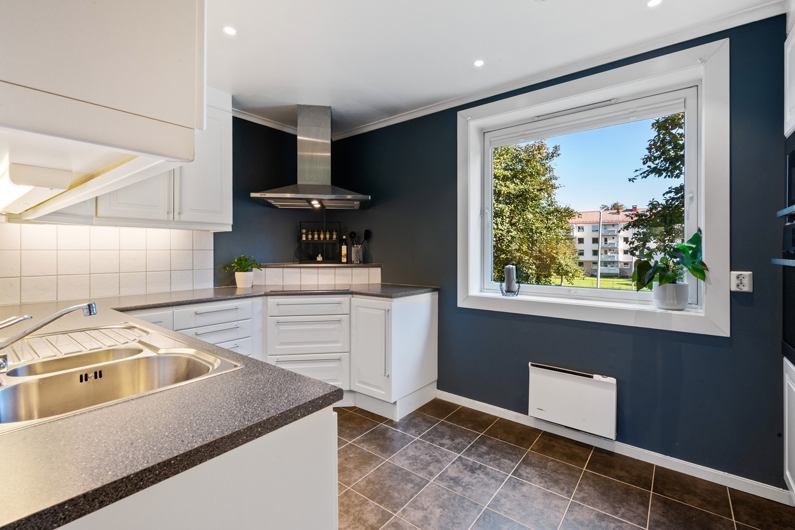 Pent og lyst kjøkken i separat rom Galleribilde