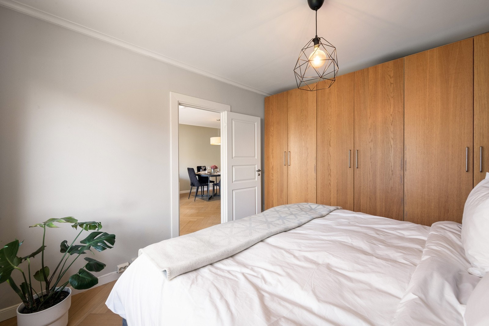 Begge soverommene har god plass til garderobeløsning, dobbeltseng og nattbord Galleribilde