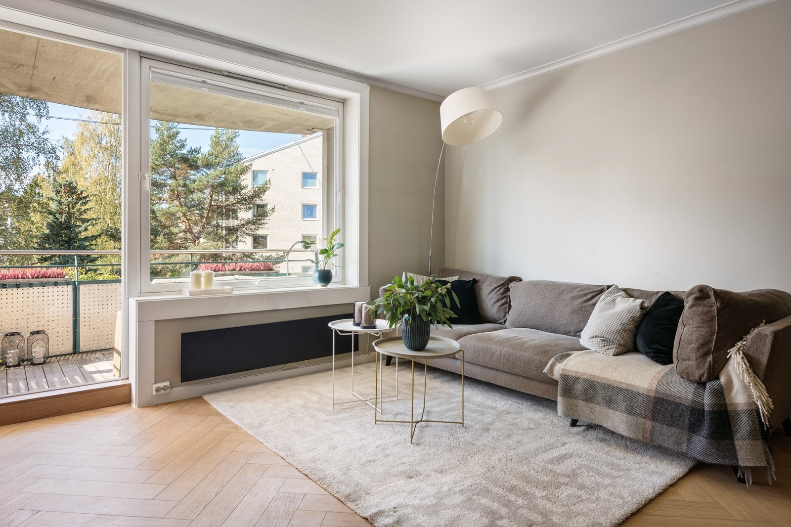 Lekkert fiskebensmønstret gulv Galleribilde